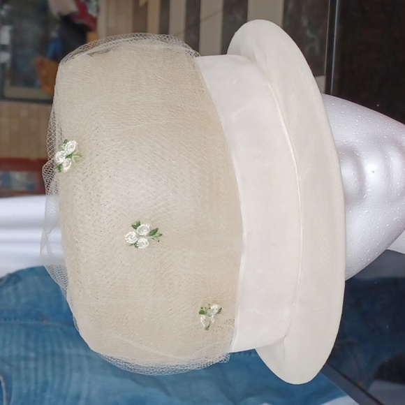 Vintage 50’s 60’s Church Pillbox Style Hat With Flowers, velvet ribbon & netting - Picture 1 of 9